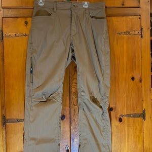 Men’s Under Armour khaki pants